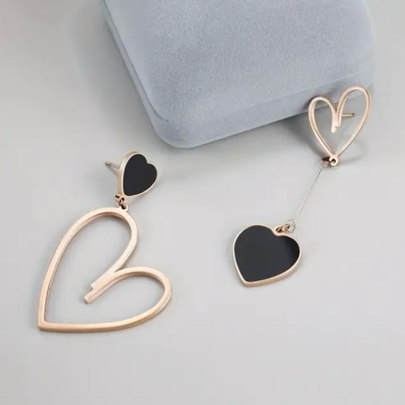 ✨ModCloth Posey Black & Gold Heart Earrings - Picture 4 of 5